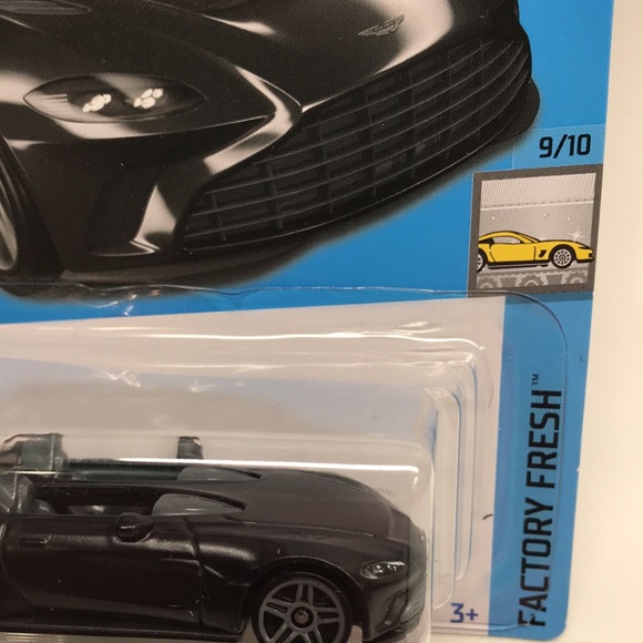Hot Wheels 2 Car Bundle Batmobile & Aston Martin V12 Speedster New Sealed - Picture 8 of 8